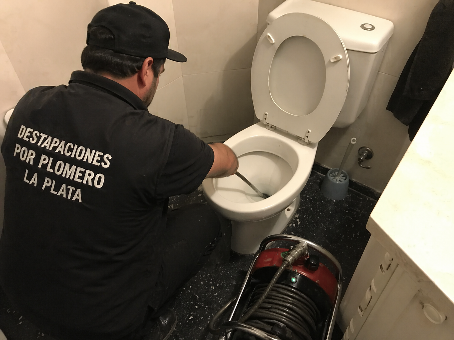 Plomero profesional realizando destapaciones urgentes en La Plata